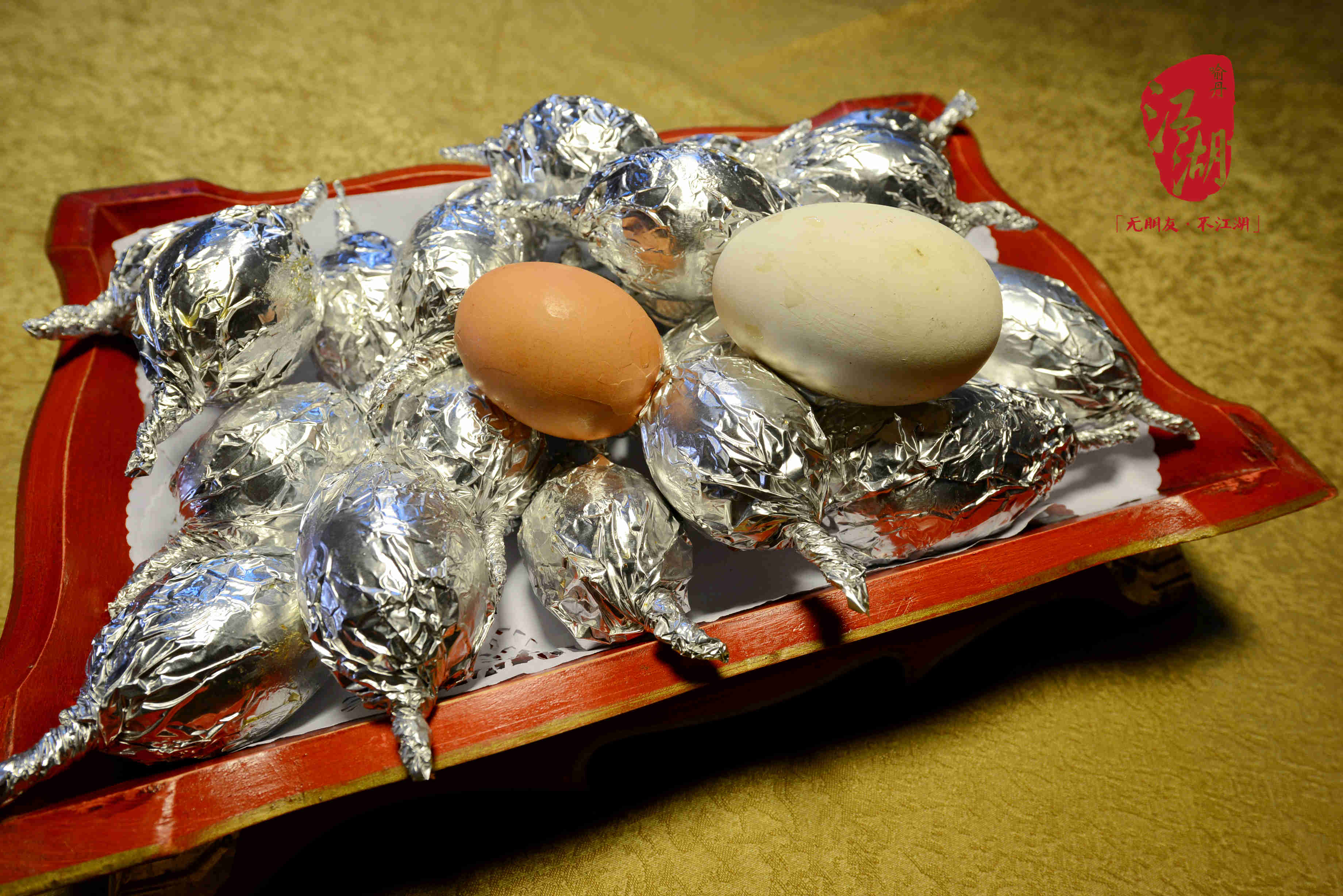 锡纸烤鸡蛋,鸭蛋,皮落,蛋白晶莹透亮,蛋黄金灿流光,一口下去,轻弹
